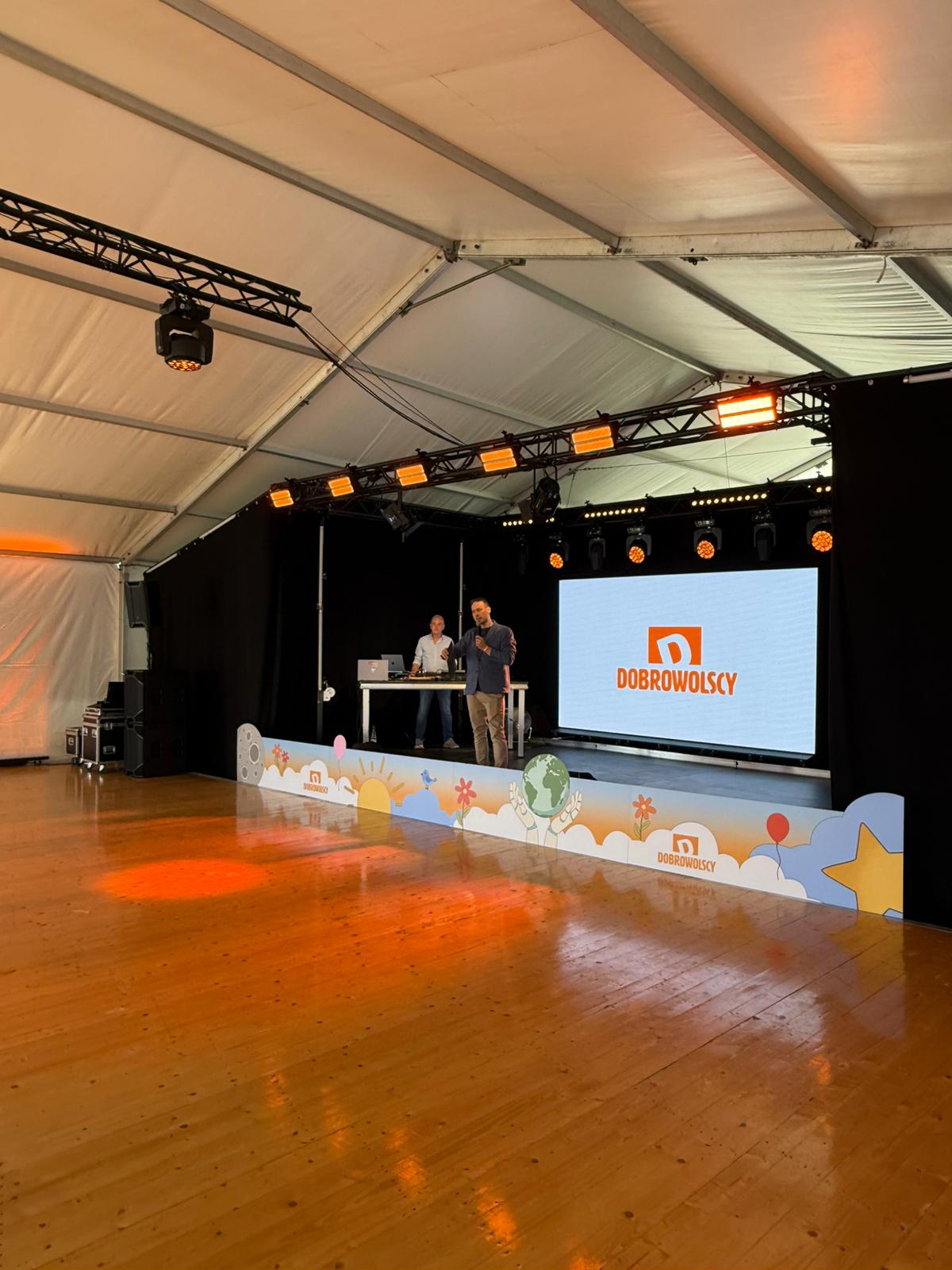 Kompleksowa obsługa techniczna pikniku firmowego w namiocie eventowym – scena, nagłośnienie i oświetlenie przygotowane przez Event Serwis.