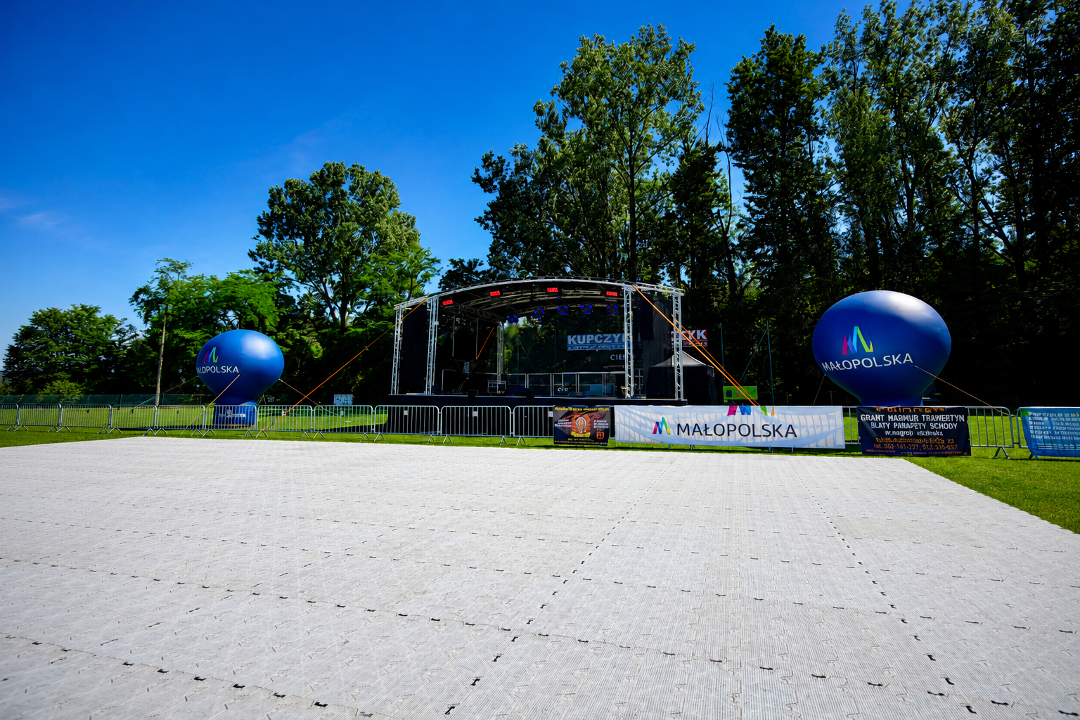 Event Floor Arena – modułowa podłoga ochronna na murawę przed sceną podczas koncertu i imprezy plenerowej.
