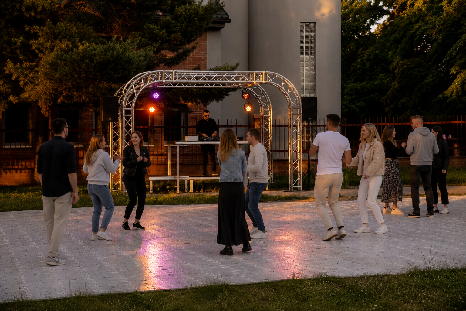 Nowoczesne stanowisko DJ z podłogą Event Floor Arena podczas miejskiej potańcówki na rynku – profesjonalna obsługa techniczna Event Serwis.