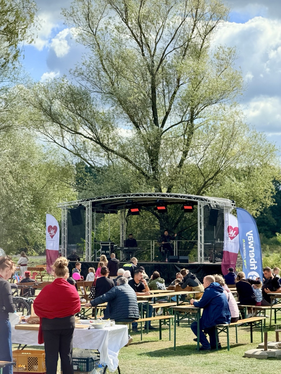 Scena koncertowa z zadaszeniem i skrzydłami nagłośnieniowymi podczas wydarzenia plenerowego