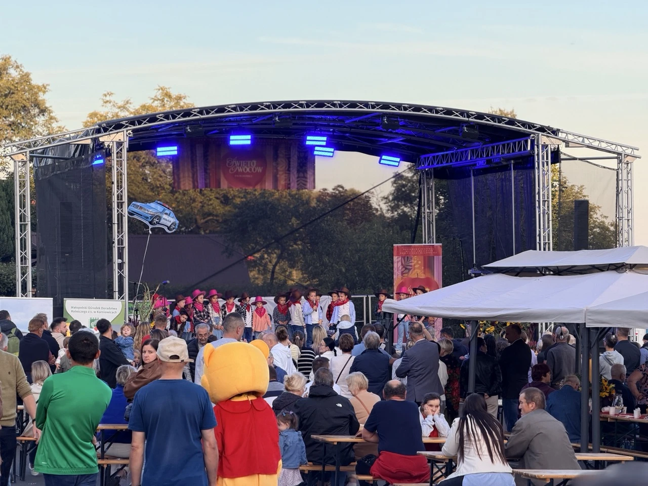 Scena mobilna 8 × 6 m EventSerwis podczas wydarzenia plenerowego w sezonie 2026
