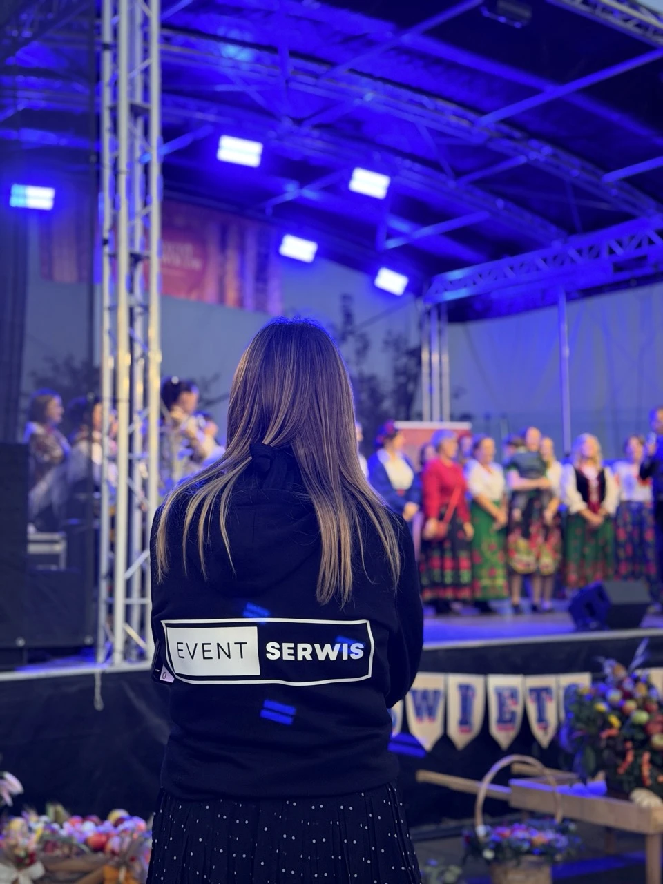 Scena mobilna 10 × 8 m ze skrzydłami nagłośnieniowymi w ofercie EventSerwis na sezon 2027